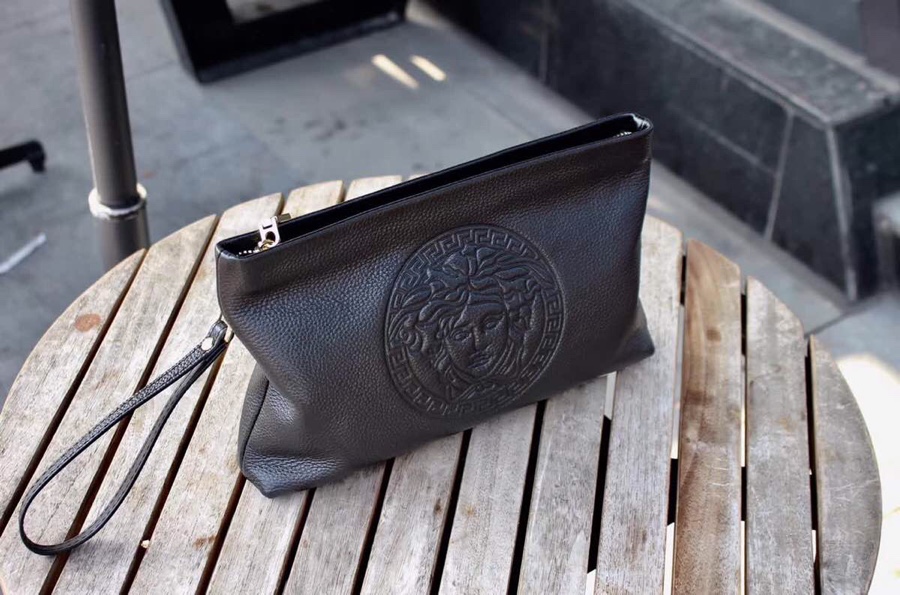 【2024】【VERSACE 公式旗艦店】ヴェルサーチ  クラッチバッグ    当日出荷 好評に付き再入荷！28*17*5CM