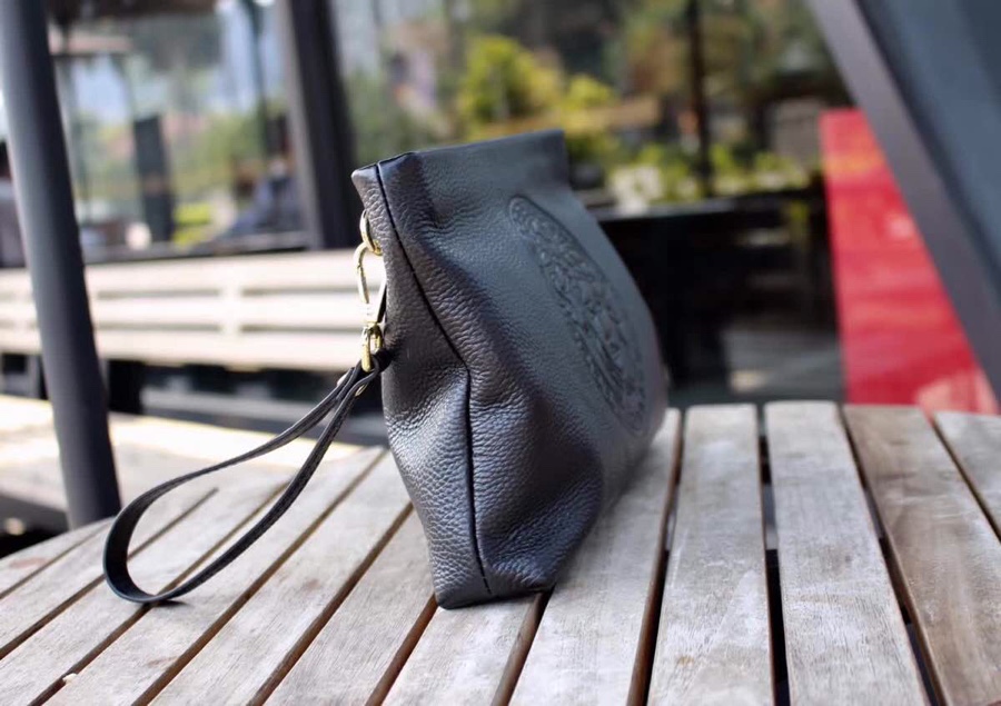 【2024】【VERSACE 公式旗艦店】ヴェルサーチ  クラッチバッグ    当日出荷 好評に付き再入荷！28*17*5CM