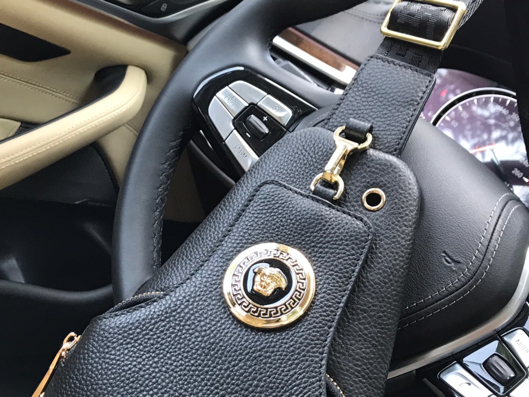 【VERSACE 公式旗艦店】ヴェルサーチ    胸ポケット  当日出荷 好評に付き再入荷！16*30*7.5CM