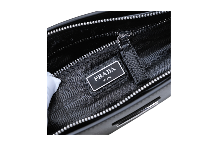 【2024】【PRADA  公式 旗艦店】プラダ   クラッチバッグ   当日出荷 好評に付き再入荷！  黒 27*17*6 CM