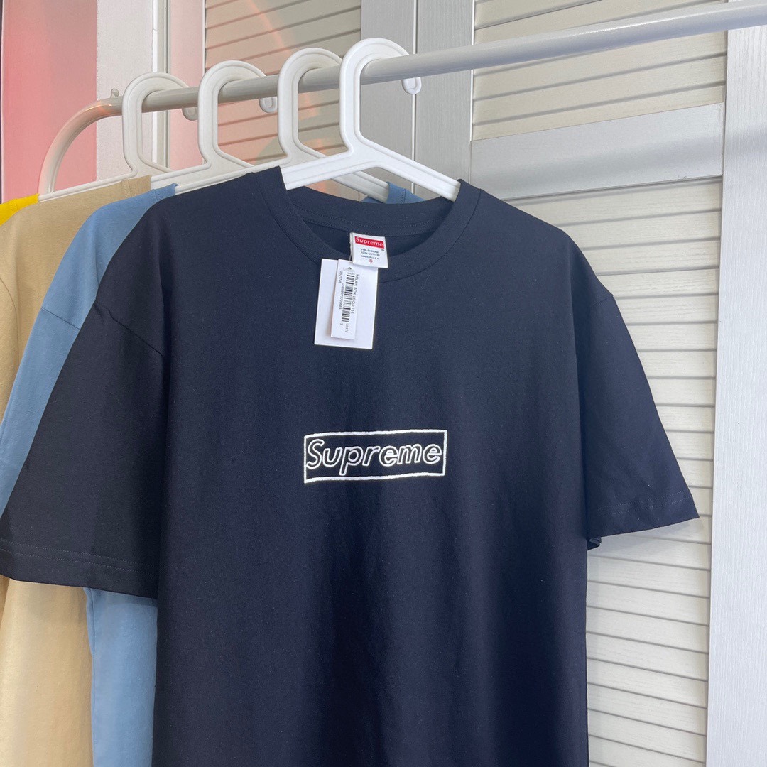 シュプリームSupreme 21ss Week 18 × KAWS 連名 チョーク LOGO クレヨン スケッチ レター ボックス ロゴ 半袖 Tシャツ