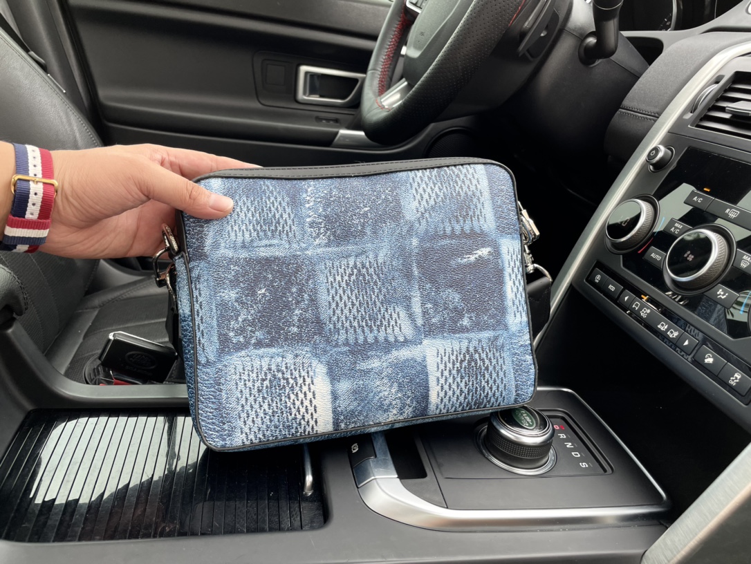 Louis Vuitton （ルイヴィトン） メッセンジャーバッグ スリーピーススーツ