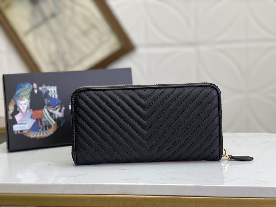 PRADA（プラダ） 財布19x12cm