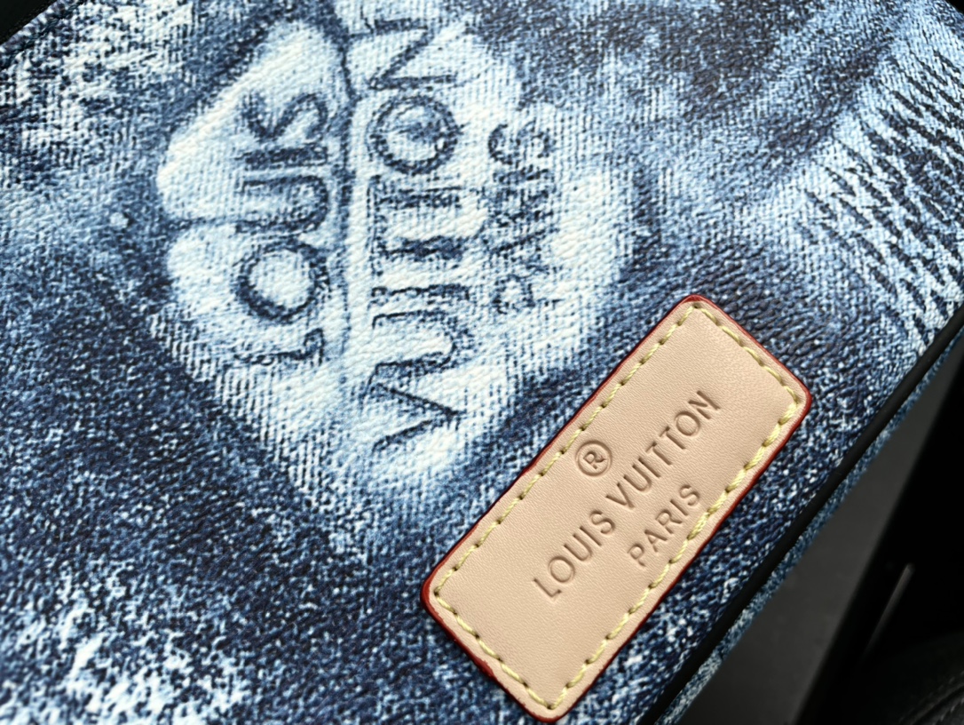 Louis Vuitton （ルイヴィトン） メッセンジャーバッグ スリーピーススーツ