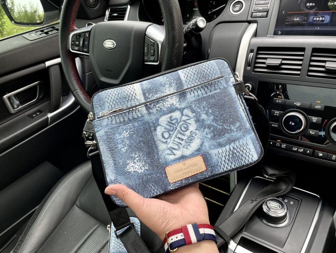 Louis Vuitton （ルイヴィトン） メッセンジャーバッグ スリーピーススーツ