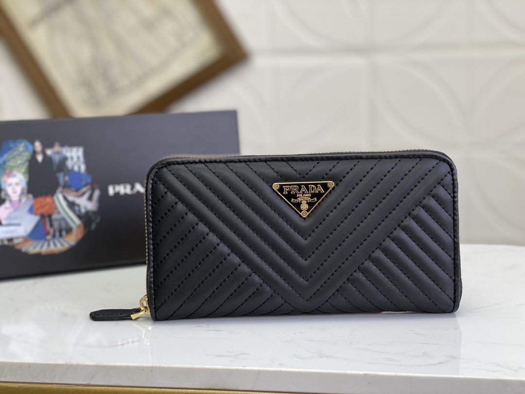 PRADA（プラダ） 財布19x12cm