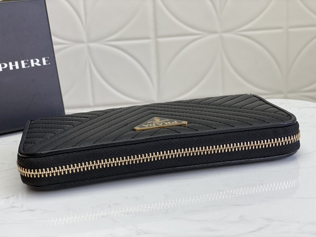 PRADA（プラダ） 財布19x12cm