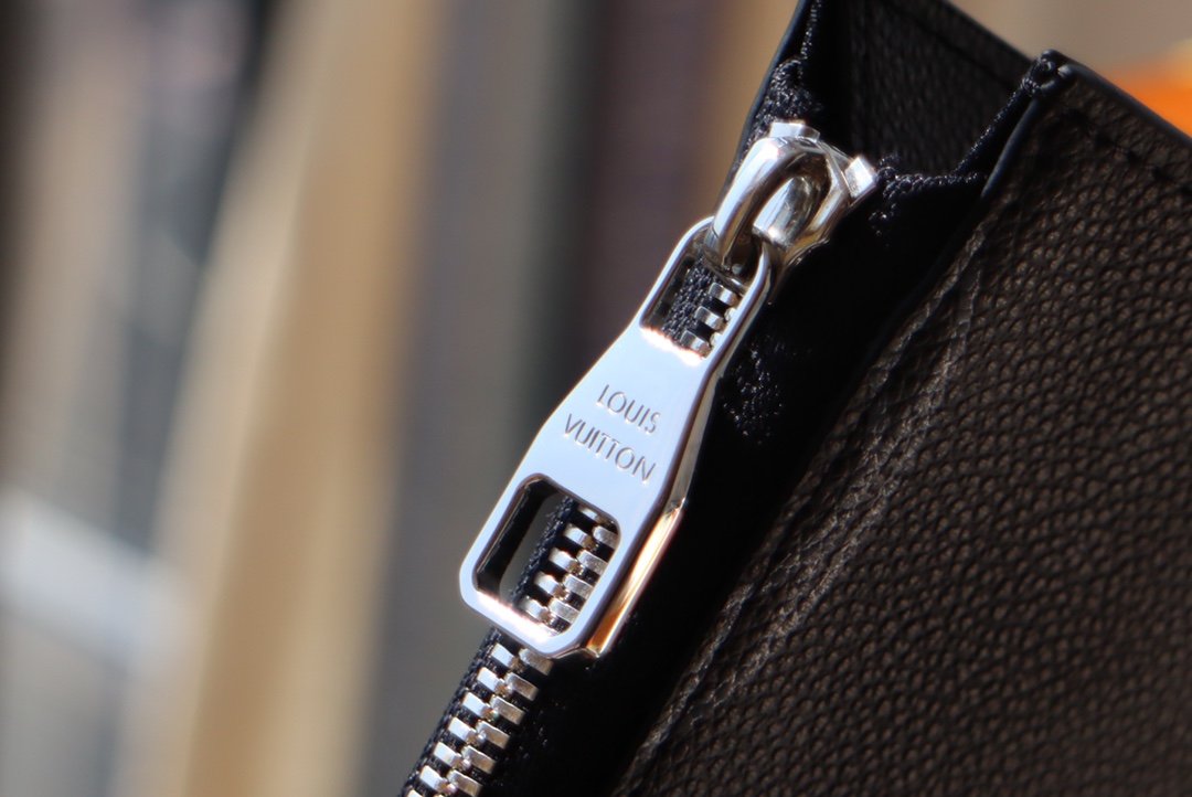 【2024】Louis Vuitton (ルイ・ヴィトン) バッグ 35x25x2 cm