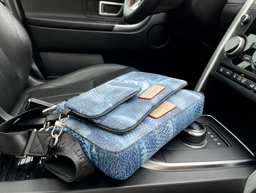 Louis Vuitton （ルイヴィトン） メッセンジャーバッグ スリーピーススーツ