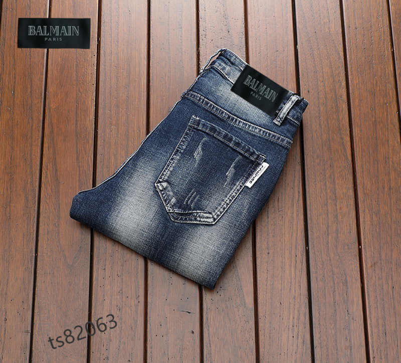 BALMAIN ジーンズ