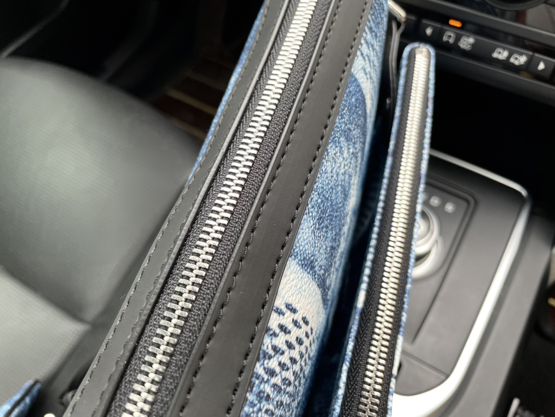 Louis Vuitton （ルイヴィトン） メッセンジャーバッグ スリーピーススーツ