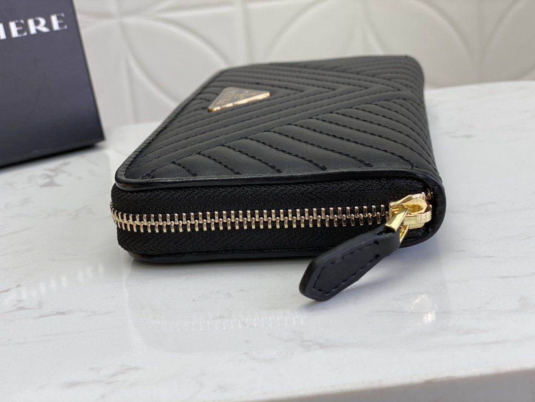 PRADA（プラダ） 財布19x12cm