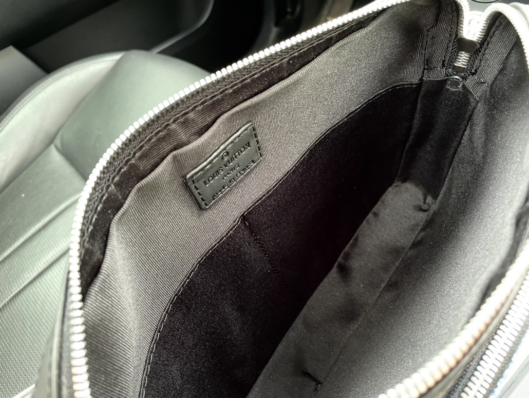 Louis Vuitton （ルイヴィトン） メッセンジャーバッグ スリーピーススーツ