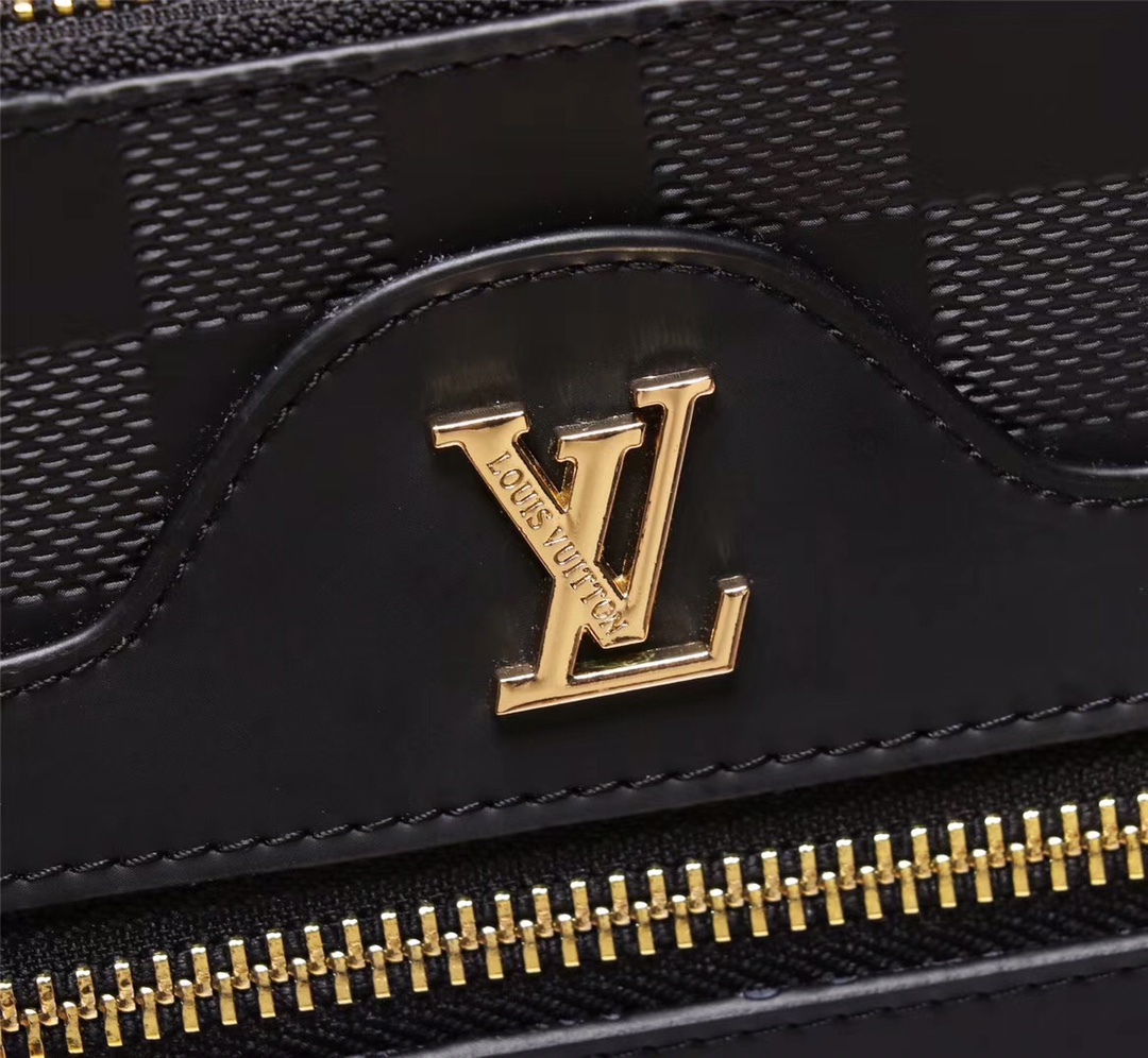 【2024】【 LOUIS VUITTON公式 旗艦店】ルイヴィトン    クラッチバッグ  当日出荷 好評に付き再入荷！黒 28*18*1CM