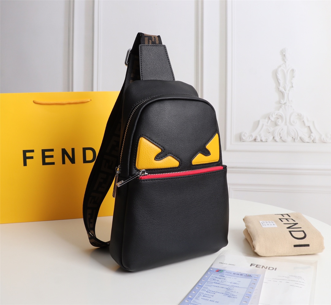 【FENDI 公式 旗艦店】フェンディ 胸ポケット当日出荷 好評に付き再入荷！19*26*6.5CM
