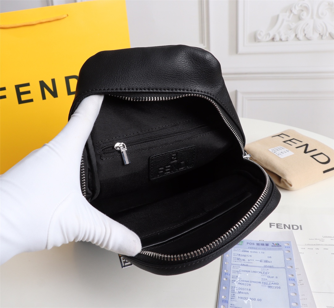 【FENDI 公式 旗艦店】フェンディ 胸ポケット当日出荷 好評に付き再入荷！19*26*6.5CM