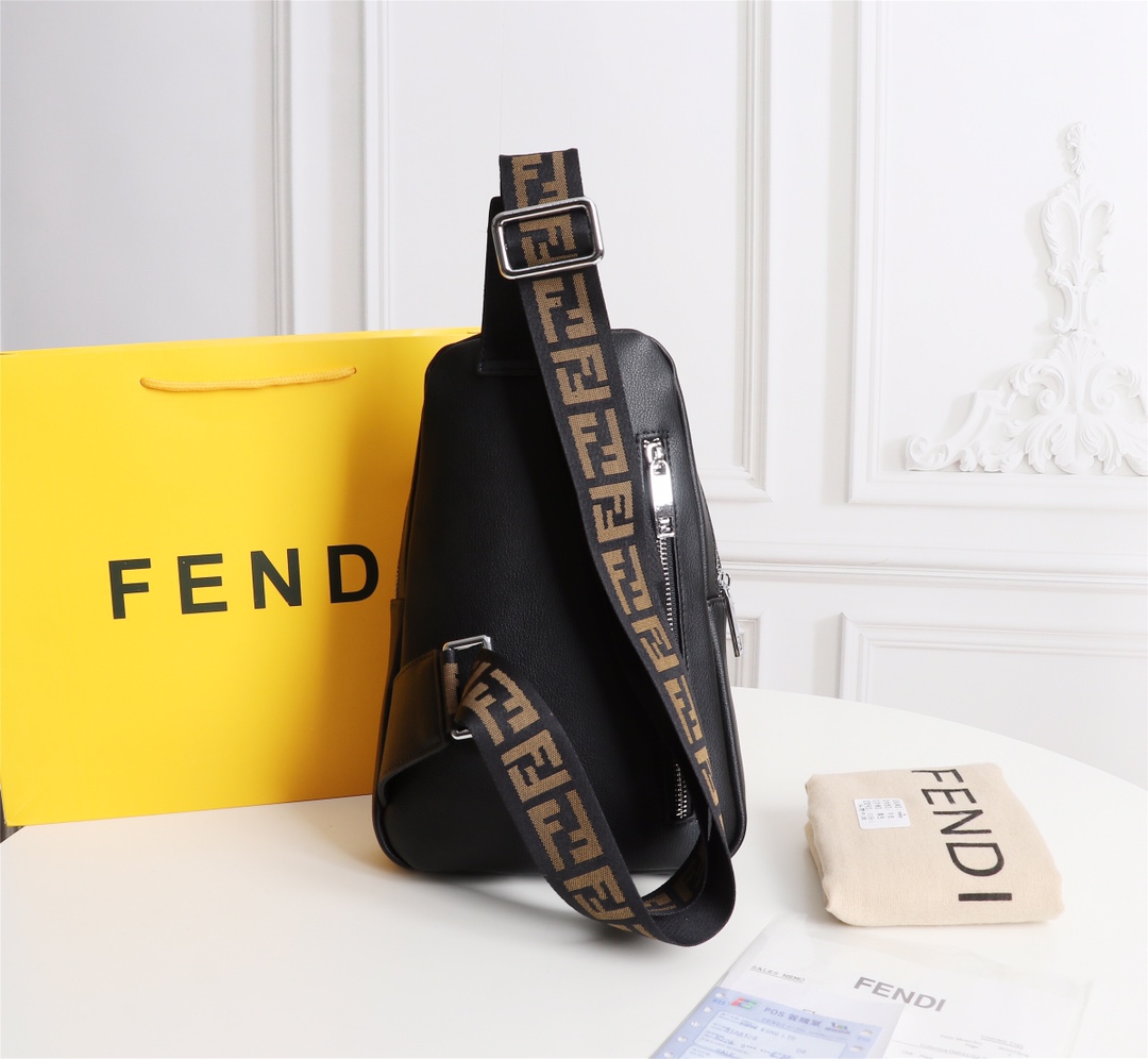 【FENDI 公式 旗艦店】フェンディ 胸ポケット当日出荷 好評に付き再入荷！19*26*6.5CM
