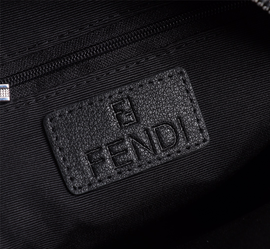 【FENDI 公式 旗艦店】フェンディ 胸ポケット当日出荷 好評に付き再入荷！19*26*6.5CM