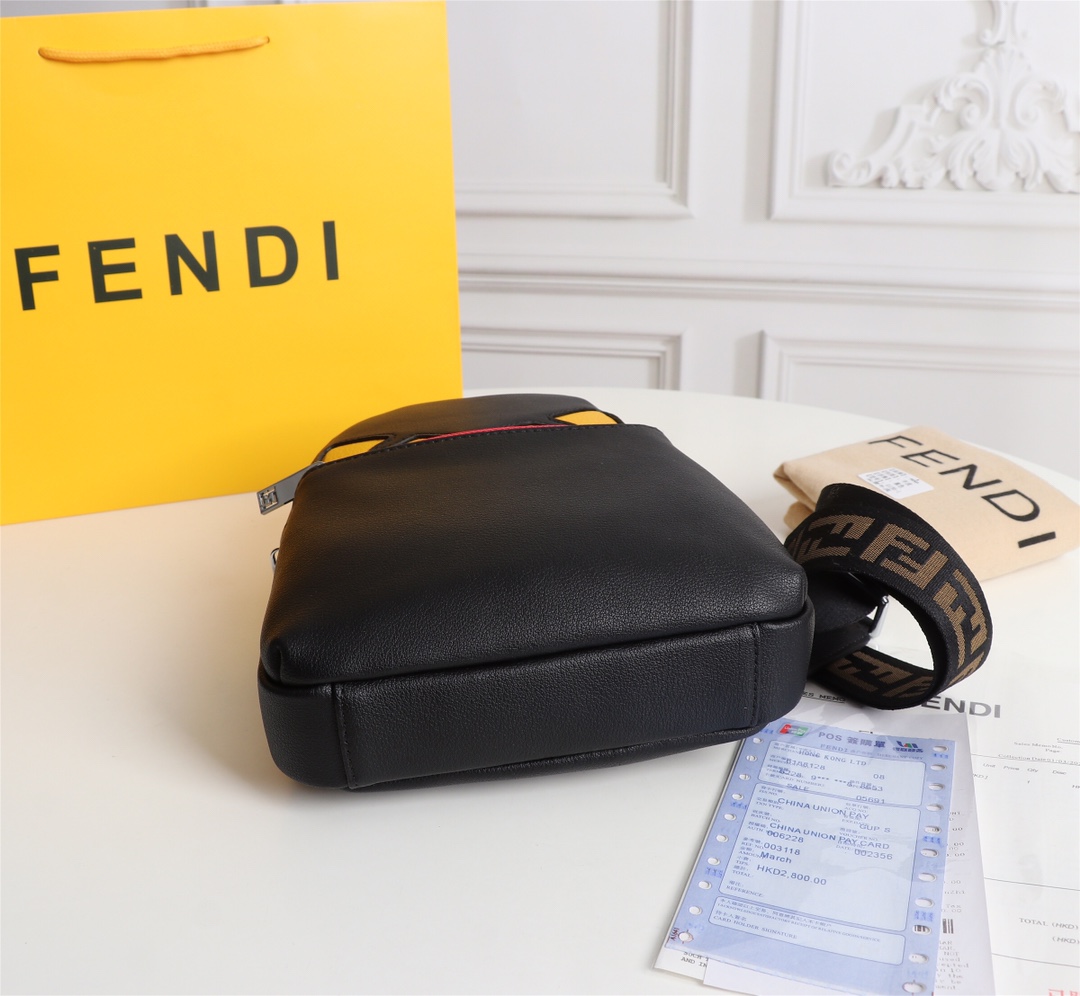 【FENDI 公式 旗艦店】フェンディ 胸ポケット当日出荷 好評に付き再入荷！19*26*6.5CM