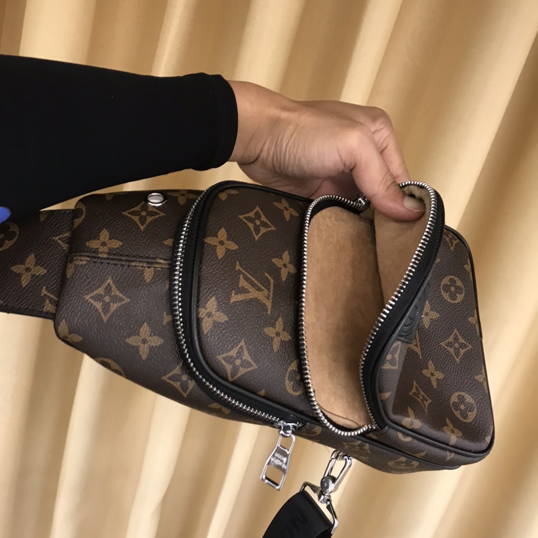 【LOUIS VUITTON  公式 旗艦店】 ルイヴィトン   胸ポケット当日出荷 好評に付き再入荷！29*16*6CM