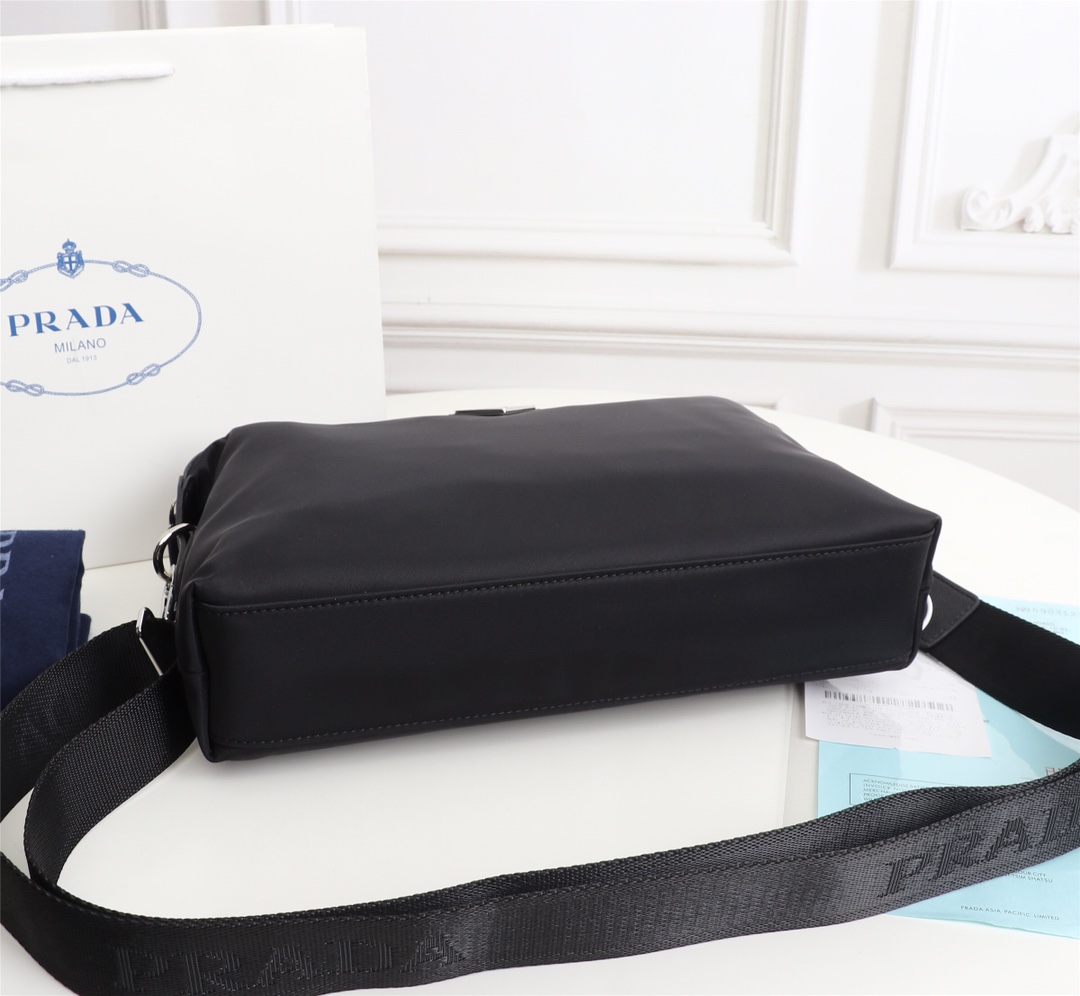 【2025】【PRADA 公式旗艦店】プラダ   ショルダーバッグ   当日出荷 好評に付き再入荷！31*21*7CM