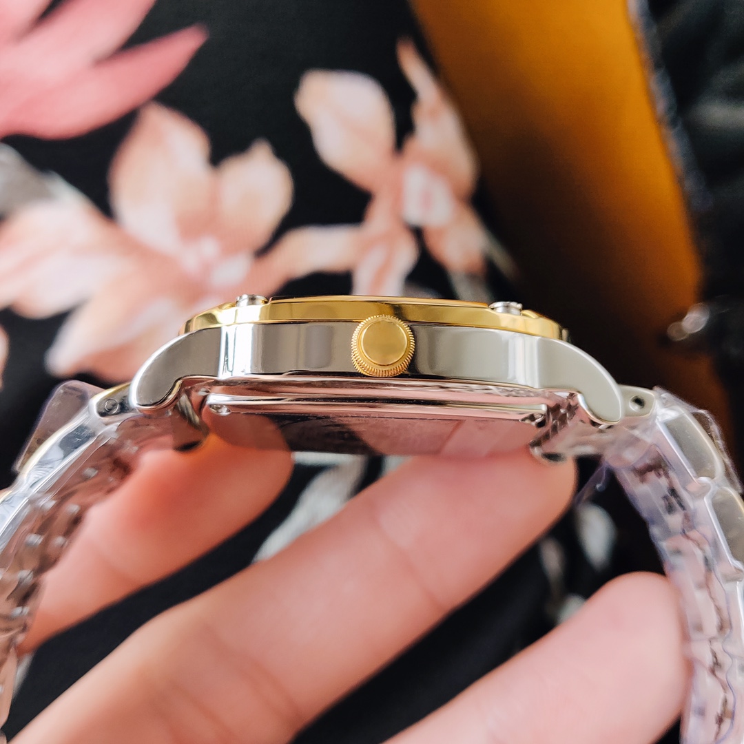 【2024】VERSACE  ( ヴェルサーチ)  腕時計 35*7MM