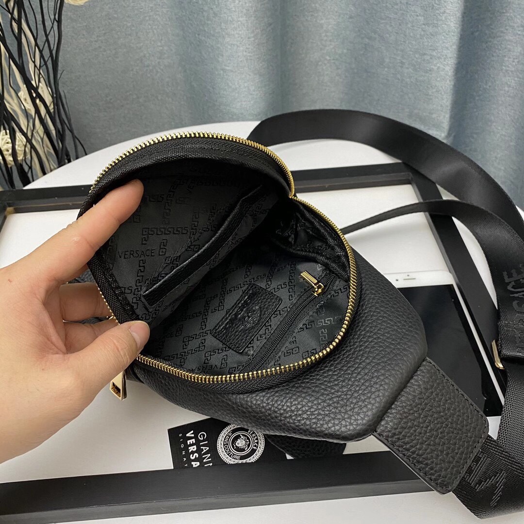 【2024】【VERSACE 公式旗艦店】ヴェルサーチ    胸ポケット  当日出荷 好評に付き再入荷！32*18*6CM