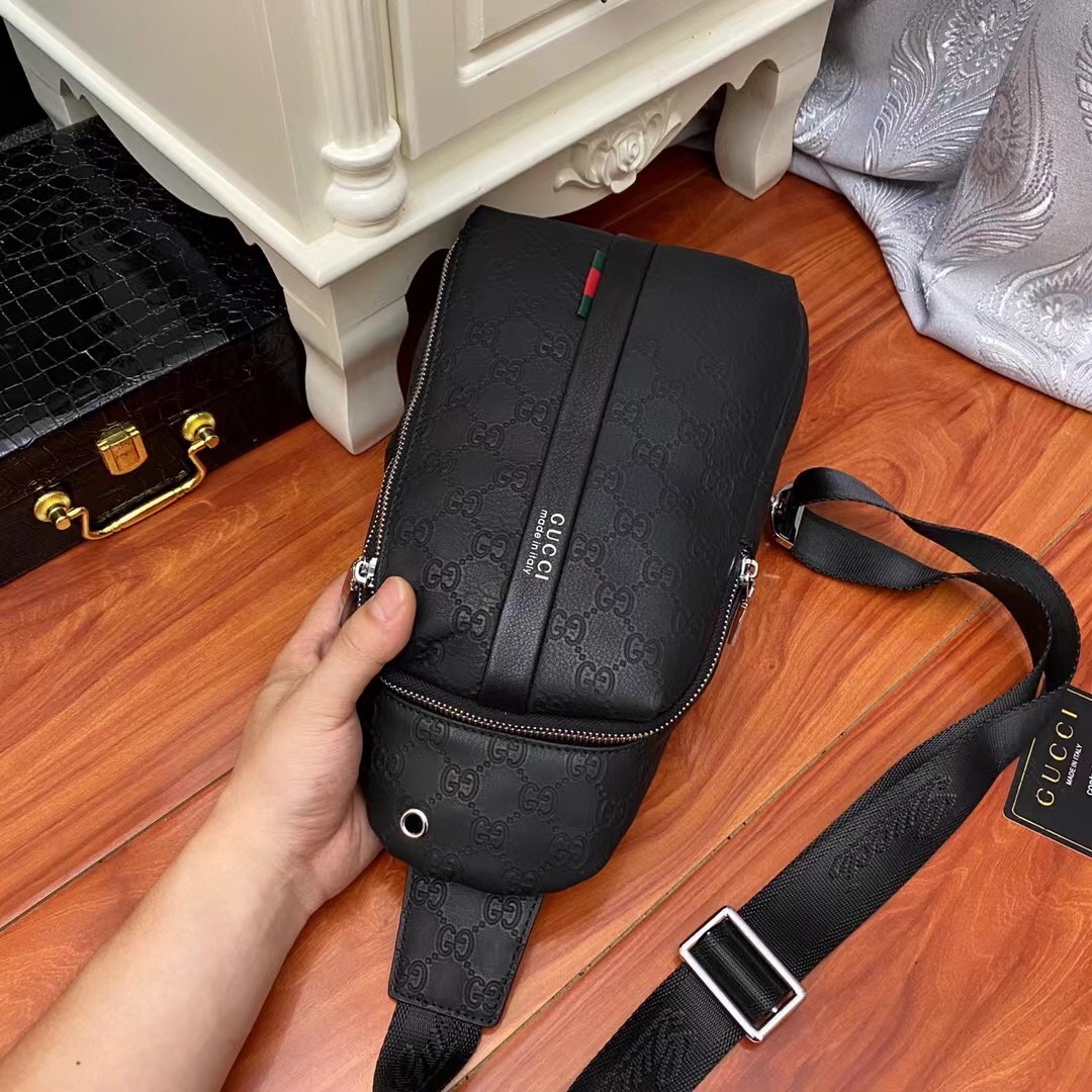 【2024】【GUCCI   公式旗艦店】クッチ  胸ポケット 当日出荷 好評に付き再入荷！18*32*7CM