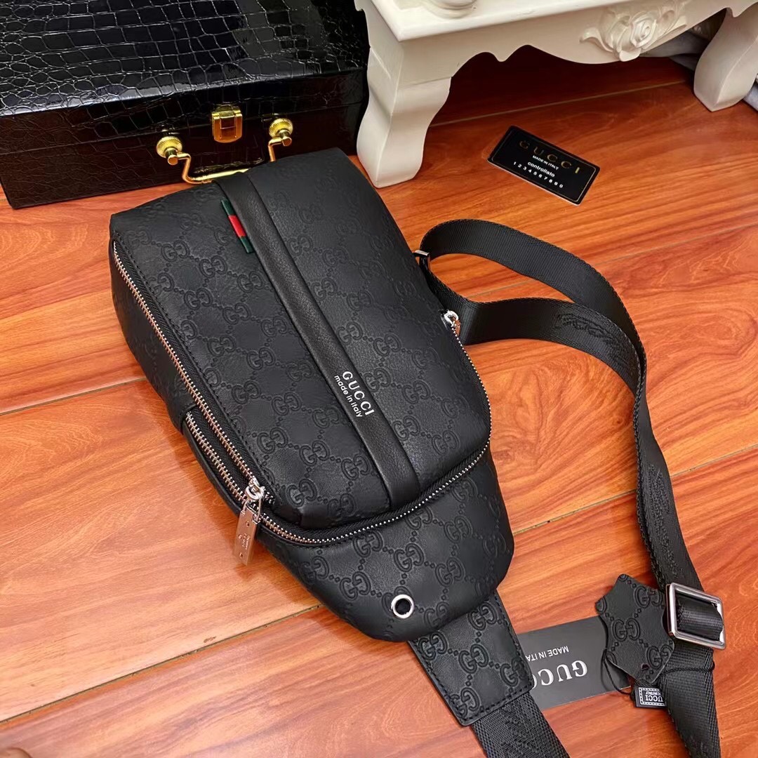 【2024】【GUCCI   公式旗艦店】クッチ  胸ポケット 当日出荷 好評に付き再入荷！18*32*7CM