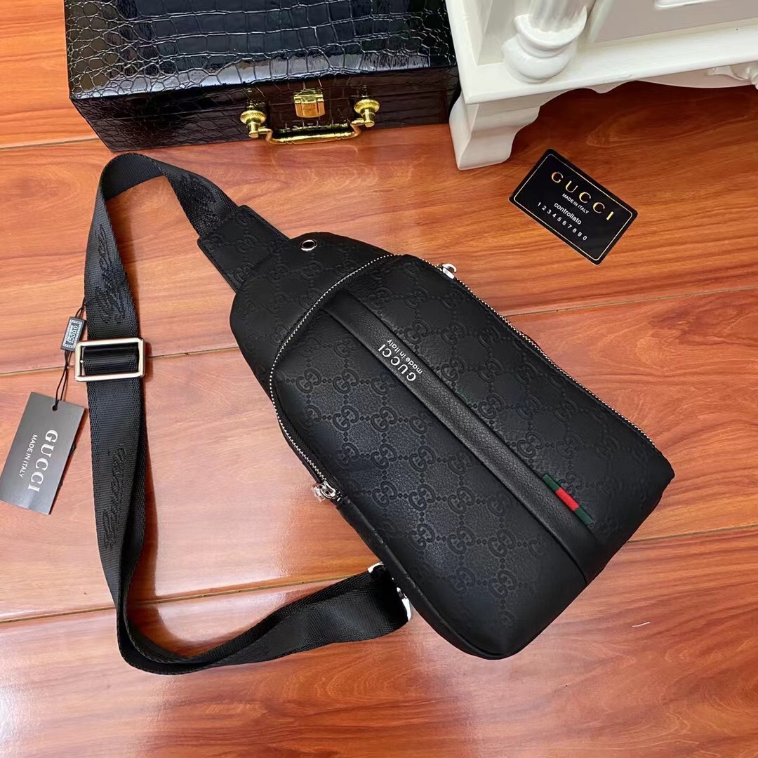 【2024】【GUCCI   公式旗艦店】クッチ  胸ポケット 当日出荷 好評に付き再入荷！18*32*7CM