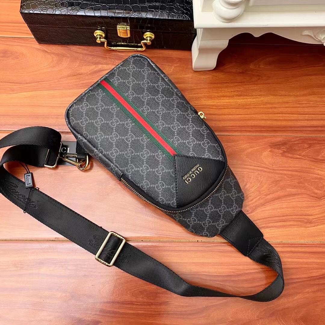 【GUCCI   公式旗艦店】クッチ  胸ポケット 当日出荷 好評に付き再入荷！17*30*6CM