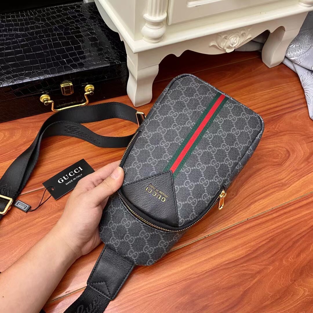 【GUCCI   公式旗艦店】クッチ  胸ポケット 当日出荷 好評に付き再入荷！17*30*6CM