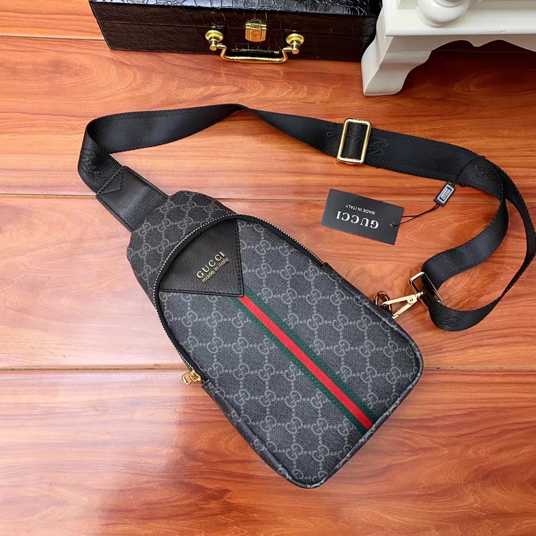 【GUCCI   公式旗艦店】クッチ  胸ポケット 当日出荷 好評に付き再入荷！17*30*6CM
