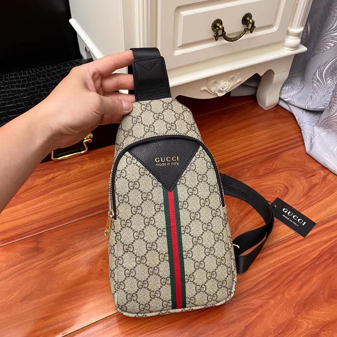 【GUCCI   公式旗艦店】クッチ  胸ポケット 当日出荷 好評に付き再入荷！17*30*6CM
