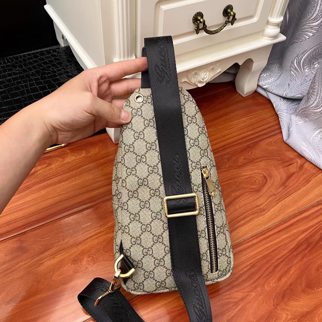【GUCCI   公式旗艦店】クッチ  胸ポケット 当日出荷 好評に付き再入荷！17*30*6CM