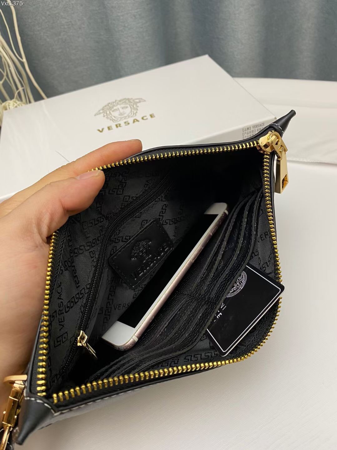 【2024】【VERSACE 公式旗艦店】ヴェルサーチ クラッチバッグ    当日出荷 好評に付き再入荷！29*18CM