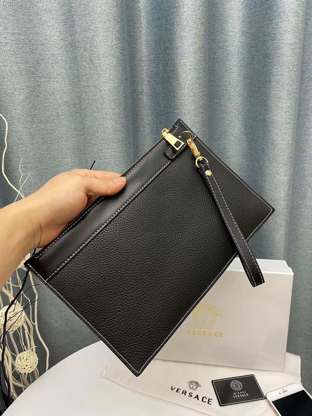 【2024】【VERSACE 公式旗艦店】ヴェルサーチ クラッチバッグ    当日出荷 好評に付き再入荷！29*18CM