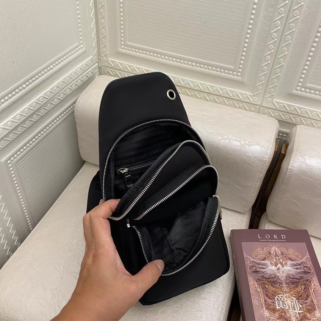 【 PRADA 公式旗艦店】プラダ   胸ポケット  当日出荷 好評に付き再入荷！29*17*6.5CM