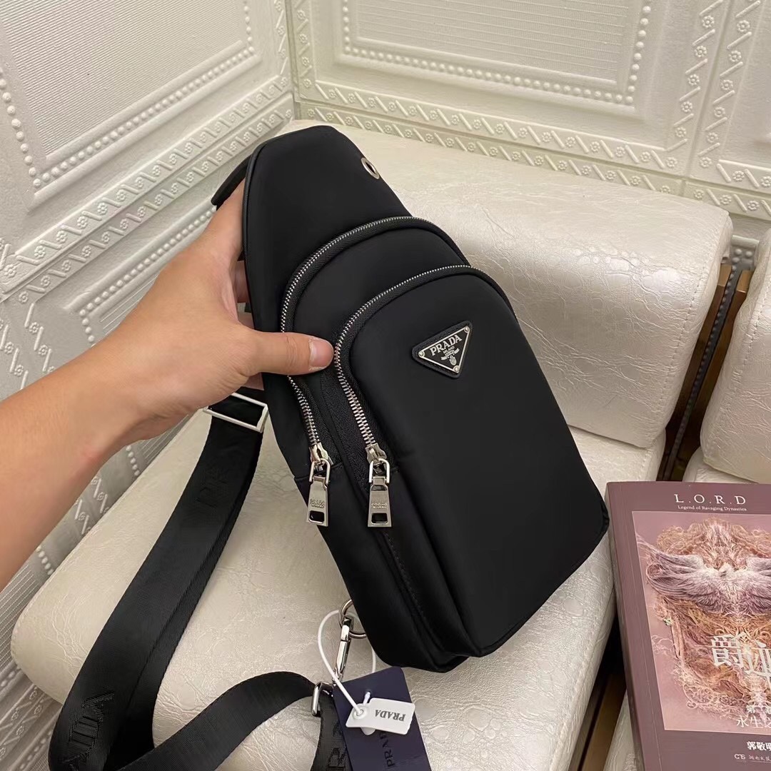 【 PRADA 公式旗艦店】プラダ   胸ポケット  当日出荷 好評に付き再入荷！29*17*6.5CM