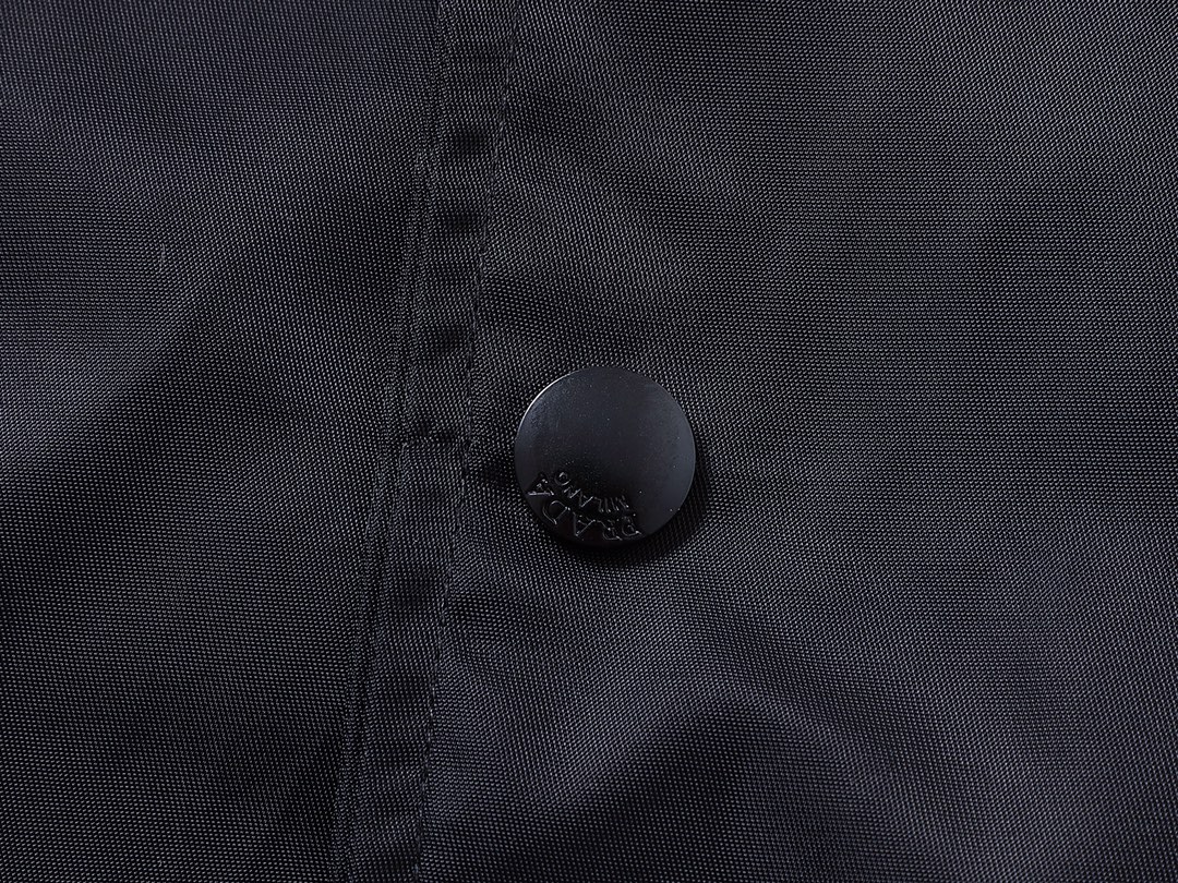 【PRADA  公式旗艦店】プラダ  Tシャツ ご好評に付き再入荷！