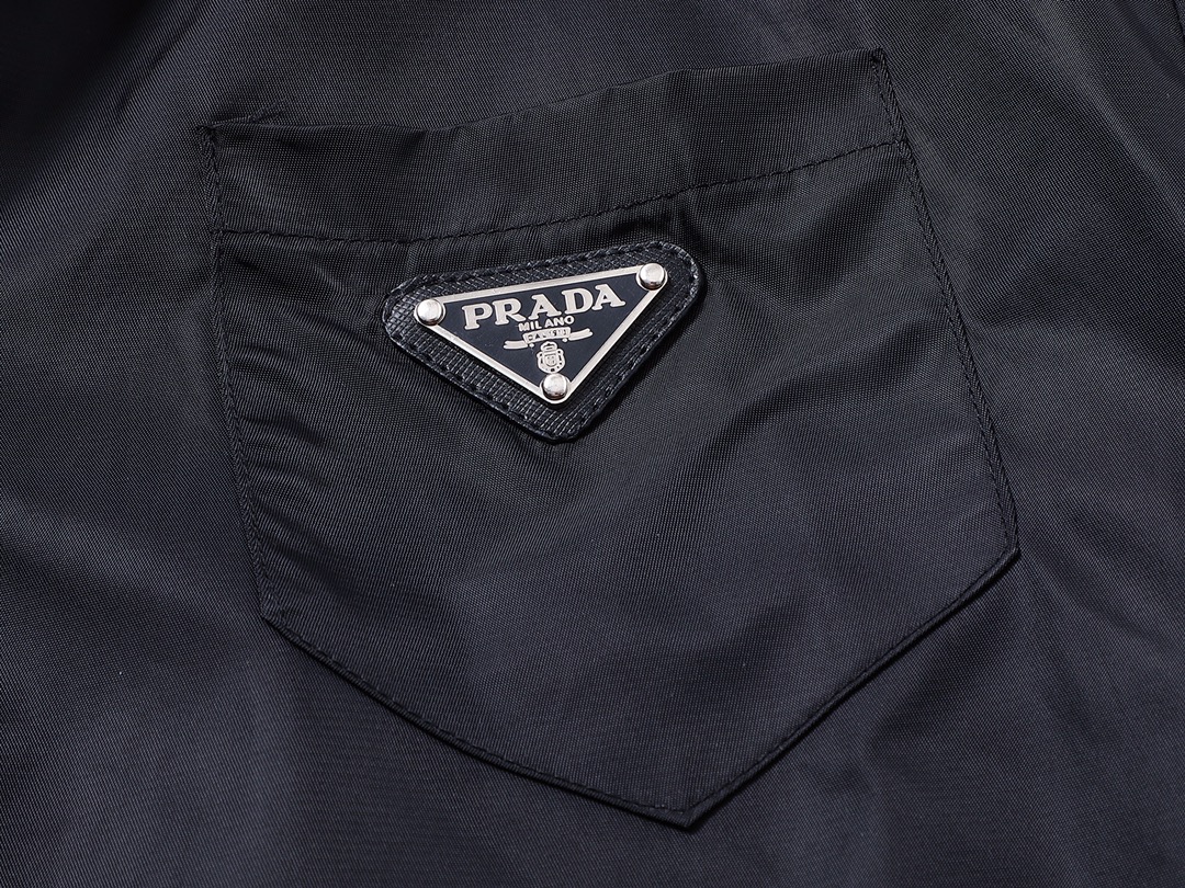 【PRADA  公式旗艦店】プラダ  Tシャツ ご好評に付き再入荷！