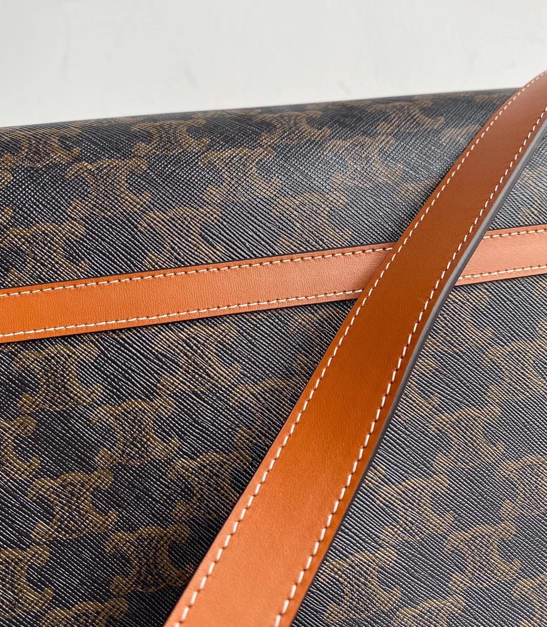 【CELINE 公式 旗艦店】セリーヌ  ショルダーバッグ   出荷 好評に付き再入荷！31*24*9CM