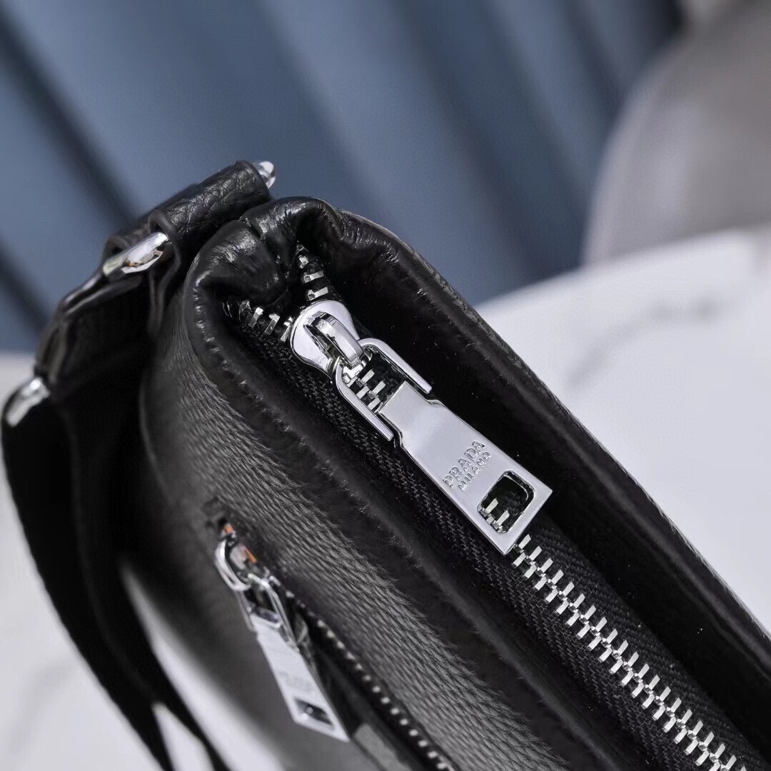 【2024】【 PRADA 公式旗艦店】プラダ  ショルダーバッグ 当日出荷 好評に付き再入荷！23*27*5CM