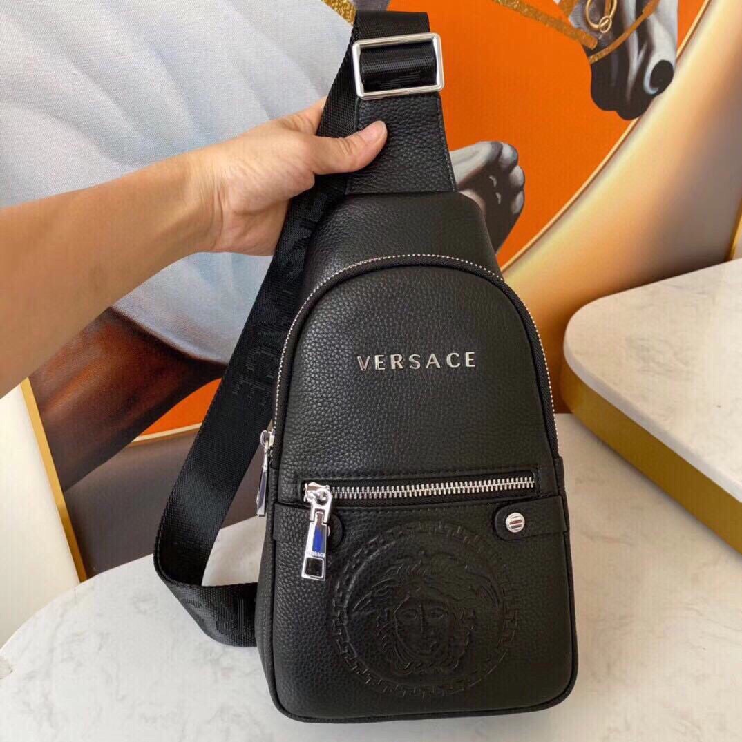 【VERSACE  公式 旗艦店】ヴェルサーチ  胸ポケット当日出荷 好評に付き再入荷！29*16*6CM