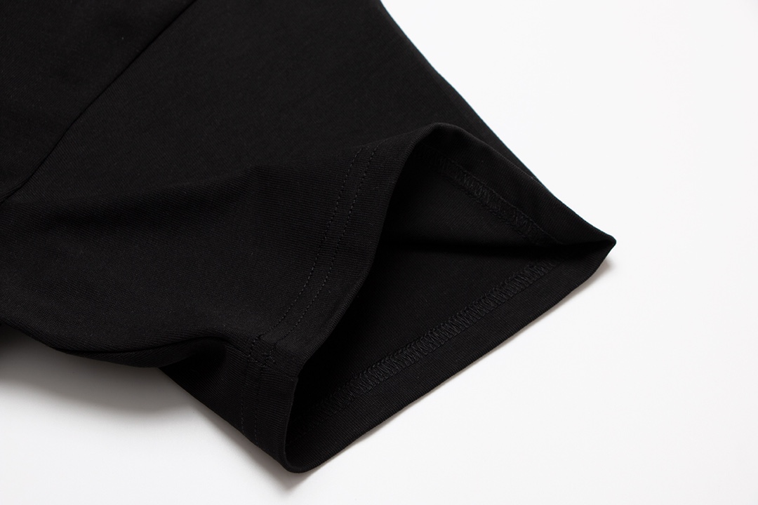 【PRADA  公式旗艦店】プラダ  Tシャツ ご好評に付き再入荷！