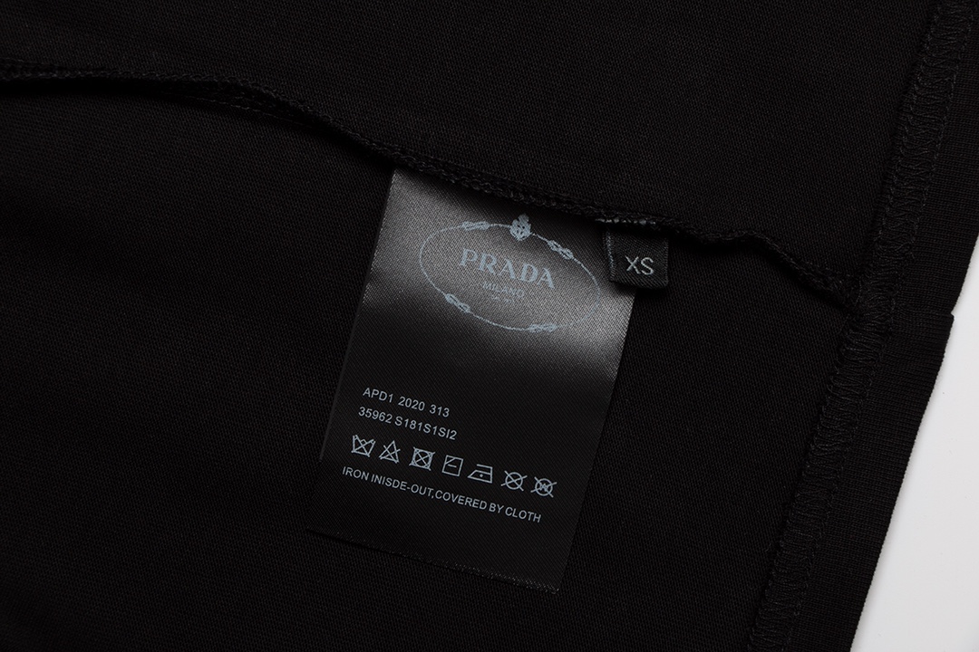 【PRADA  公式旗艦店】プラダ  Tシャツ ご好評に付き再入荷！