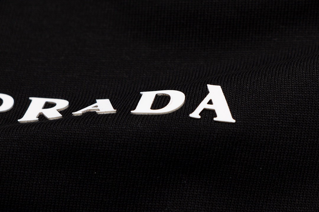 【PRADA  公式旗艦店】プラダ  Tシャツ ご好評に付き再入荷！