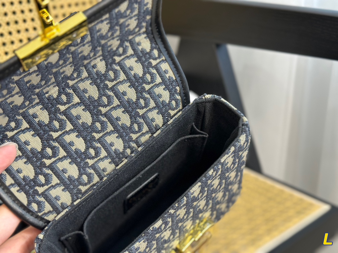 【DIOR 公式旗艦店】ディオール   ショルダーバッグ 当日出荷 好評に付き再入荷！18*13CM