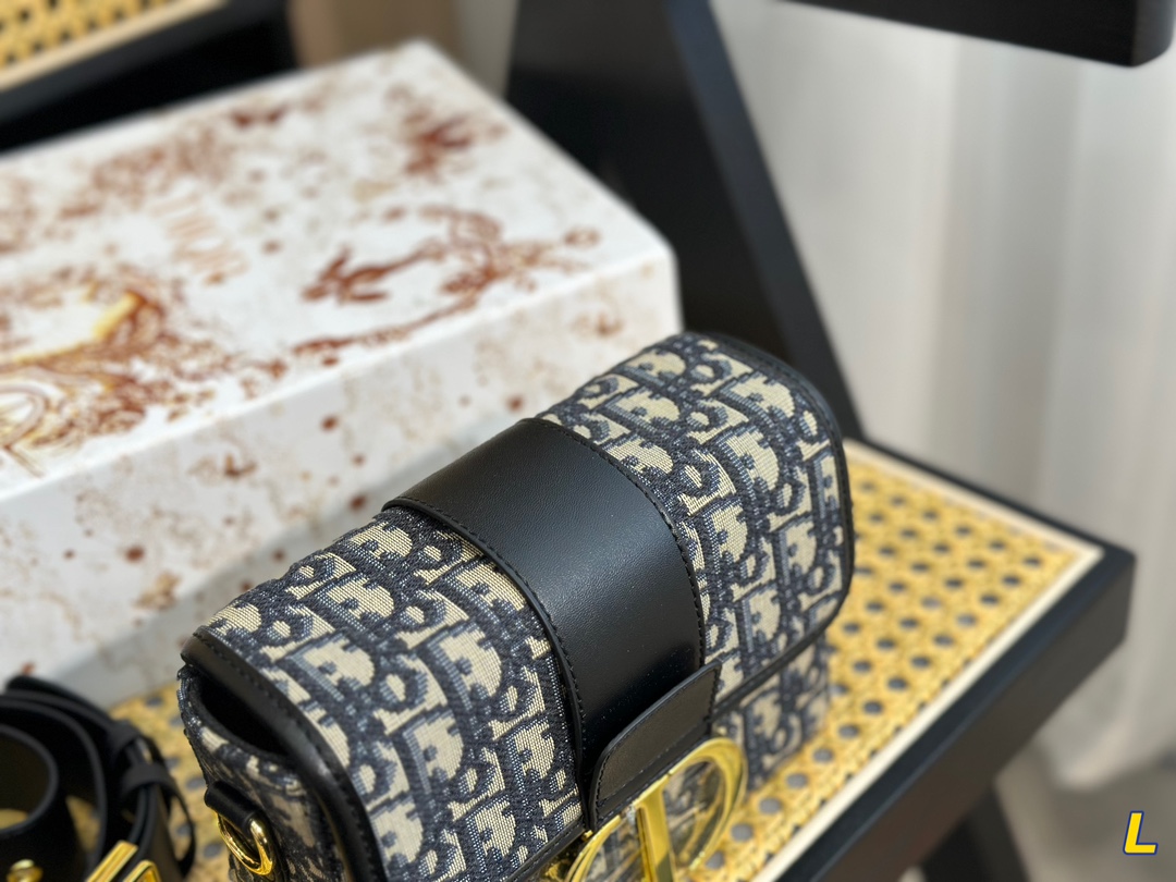 【DIOR 公式旗艦店】ディオール   ショルダーバッグ 当日出荷 好評に付き再入荷！18*13CM