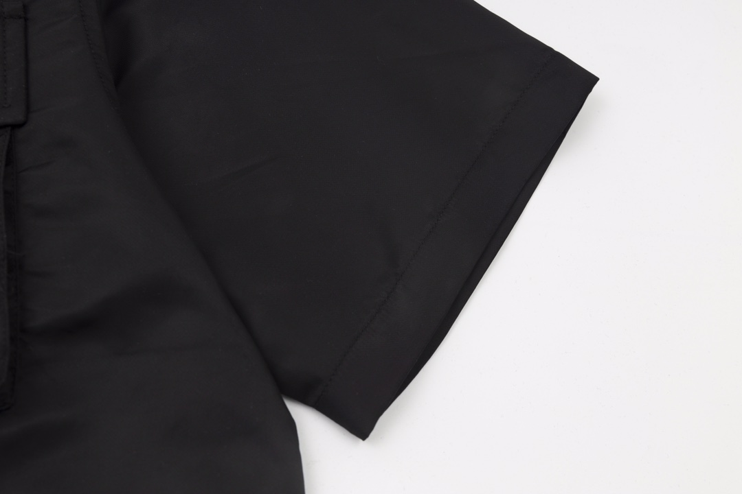 【2024】【PRADA    公式旗艦店】プラダ   半袖シャツ  ご好評に付き再入荷！